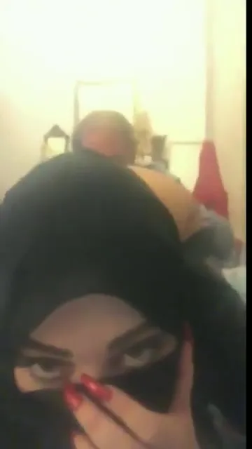 سكس سعودية منقبة تصور ختيار يلحس طيزها وهي تصور المشهد كامل