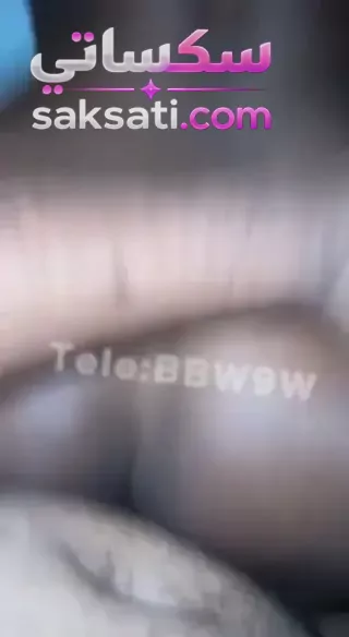 سكس سعودي شرموطة محجبة سمراء بتتشلح هدومها وكسها يتفشخ نيك قوي