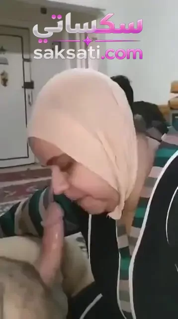 سكس مصري زوج بيصور مراته المحجبة وهي بتمص زبه وبتفشخ كسها