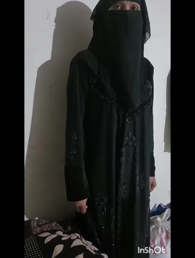 سكس سعودية منقبة هايجة تمص زب الرجل وتخبي وجهها عن الكاميرا