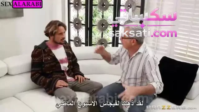 سكس شاب يدلك جسم زوجة ابوه بالمساج ويوسع كسها بالزب